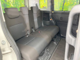 後部座席も気になるようなキズ・汚れやへたり等、大きなダメージはなく、良好な状態です。
