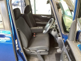 フロント広々、ベンチシートの運転席は、ハイトアジャスターが付いているので、快適にドライブができます。ハンドルはチルトステアリングで、ハンドル位置を上下に調節できます。