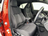 シックな色使いの運転席周りですね。すっきりとしたデザインで上品な色使いです。居心地の良い運転席、長く座ってられるリラックスできるデザインがいいですね。