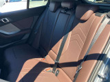 BMWの少し硬めの足回りは車の縦揺れを素早く整えるため、同乗者の方への車酔いにも効果が御座います。