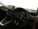 【運転席まわり】・・・ハンドルやシートなども隅々までクリーニング済み。キレイな車内でドライブがより一層快適にお楽しみいただけると思います。