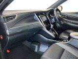運転席周りのレイアウトをご覧ください。ナビゲーションが綺麗に装着されすっきり収まってますね!