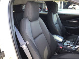 マツダ車のシートは人間工学に基づき設計されています。人の骨盤を支える様にシート内部の素材を研究し開発されていますのでロングドライブでも疲労を感じにくいのが特徴です☆