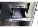 ボイスタイプのETC搭載。納車前には使用できるようにセットアップをさせていただきます。ETCカードの取扱もしておりますのでご相談ください。パーキングチケットなどを置くのにも便利な収納も備えています。