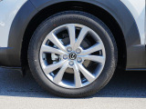18インチ純正アルミホイールを装備。タイヤサイズは215/55R18となります。