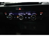 直感的に操作できるフルオートエアコンディショナー。車内を快適な温度に保ちます。