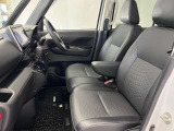 【ベンチシート】運転席と助手席の間にカバンを置いたり、肘掛けをおろしたり様々なシーンに合わせてお使いいただけます♪