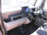水平基調のインパネは運転者の広い視覚を確保しています。右左折時に歩行者の存在を気づきやすい工夫もされています。