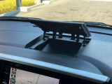 運転席の前には収納スペースがあります!小物など、コンパクトに収納できます。