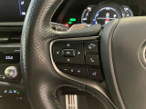 オーディオや運転支援機能などを手元で操作できるステアリングスイッチ。操作時の視線移動が少なく、安全にも貢献します。