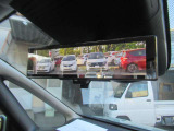 インテリジェントル-ムミラ-付です。切り替えレバーで車両後方の映像をミラーに映し出すので車内の状況や天候に左右されず、とっても見やすいです!
