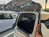 バックドアの真ん中から開けることが可能です。後ろが狭くても荷物を収納したり出したりすることも簡単に出来ます。