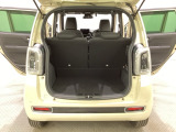 開口部も広く荷物の積み下ろしもしやすいお車となっております。シートの背もたれは5:5の割合で分割して可倒できるので、長いお荷物などを載せることもできます。