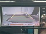 【バックガイドモニター】車両後方の映像がナビに表示して、補助線も出ます。車庫入れもラクラク♪