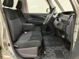 ベンチシート形状で足元も含め広々ゆったり座っていただけます。運転席側に装備してますセンターコンソールボックスを利用頂くとセパレートしてリラックス、ベンチにして開放的に2タイプお好みに合わせ使えます。