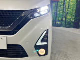 【LEDヘッドライト】悪天候や夜間走行時も良好な視界を確保し安心して運転できる高輝度LEDヘッドライトを装備!点灯速度が早く、消費電力も抑えられています。