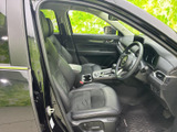 運転席まわりは前方を見渡しやすく、シートに腰掛けた際も自然な姿勢で過ごせる空間です。ドアを開けたまま乗り降りしやすく、身近な移動にも使いやすい印象です。