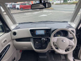 すっきりした運転席周りにはナビやエアコンの操作パネルを設置しておりますので、お一人での運転でもご安心できます。