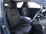 【清潔感のある運転席&助手席】隅々までクリーニングの行き届いた運転席&助手席。目立ったシミや汚れ等もございません。快適なドライブをどうぞ。