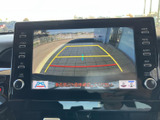 後方の映像と車両周辺の目安線が画面に表示され、駐車時に後ろの様子を把握する際に役立ちます。駐車スペースへの出入りなど、日常の場面で確認しやすい装備です。