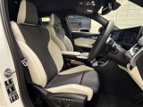 【コックピットシート】BMW車の主役席。車体中央にくる様に配置し車両重心とが一致する事でドライバーと車との一体感あるドライビングを実現。人間工学に基づき形成した形状が長時間のドライブ疲労も軽減します!