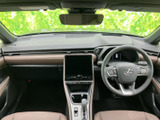 前席からはフロントガラス越しに広く視界が開け、運転席と助手席にはゆったりした座面を備えています。落ち着いた色合いの空間で、快適に過ごせます。