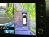後方映像に加えて車両周囲の様子を俯瞰表示で確認でき、駐車時の安全確認をサポートします。ガイド線も表示されるため、後退時や狭い場所での駐車に役立ちます。
