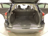 ラゲッジも広く使いやすいトランクは、開口部も広く荷物の積み下ろしもしやすいお車となっております。リアシートの背もたれは6:4の割合で分割して可倒できるので、長いお荷物などを載せることもできます。