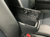 【フロントセンターアームレスト(ボックス付き)】運転席と助手席の間には、小物が収納できるボックス付のアームレストが装備!必要な物をぱっと取り出せて車内もスッキリです♪