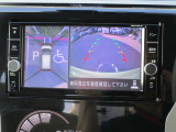 上空から見下ろしているかのように駐車できるアラウンドビューモニター。車庫入れや縦列駐車に役立ちます。