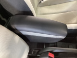 オプション設定の運転席のアームレストを装備。ロングドライブ時には重宝します。