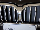 【全周囲カメラ】全周囲カメラ装備車両で御座いますので、狭い駐車スペースでもお車の全体図が確認でき、障害物との接触を未然に防ぐことが可能です。