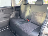 後席には並んで座れるシートとヘッドレストがあり、同乗者も落ち着いて過ごせる空間です。窓から自然光が入り、ドア側の収納も日常の小物置きに便利です。