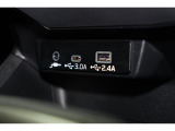小物の収納に便利なセンタートレイには携帯等のデバイスの充電可能なUSB出力電源付です。