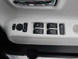 運転席からも操作可能な全席パワーウィンドウが装備されています。