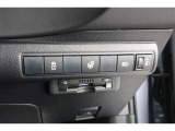 ETC車載器付きです。高速道路の料金所もスムーズに通過できます。ステアリングヒーターもついています。