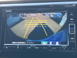 後方の様子を画面で確認でき、駐車時に周囲との距離感をつかむ助けになります。ガイド線も表示されるため、車庫入れや狭い場所での駐車をサポートする便利な装備です。