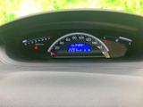 速度や燃料残量などの情報が運転席正面にまとまり、走行中も目線の移動を抑えて確認しやすい配置です。表示が見やすく、日々の運転に必要な情報を把握できます。