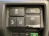 Hondaセンシング用の、VSA(ABS+TCS+横滑り抑制)解除と路外逸脱抑制機能のオンオフスイッチなどはハンドルの右側に装備しています。