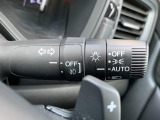 ■オートライト■車外の明るさに応じて、自動的にライトの点灯・消灯をしてくれます。トンネルが続くような道でも、いちいちライトスイッチを操作する必要がありません。消し忘れの心配もありません。