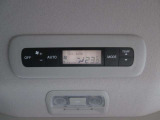 リヤ側にもオートエアコンを装備しております。車内の温度調整をより行い易くなっております。