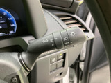 ステアリング脇に配置され、運転姿勢のまま手を伸ばしやすい位置にあります。レバー上には各種表示がまとめられており、必要な操作を確認しやすい設計です。日常の運転を便利に支えます。