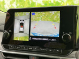 車両周辺を上から見た表示と後方の映像を画面で確認でき、駐車時の位置合わせに役立ちます。ガイド表示もあり、周囲の状況を目で確かめながら落ち着いて駐車操作を行えます。