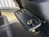 シートバックテーブル付です!!停車時の休憩中に重宝します!!