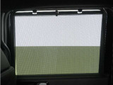 ◆スクリーンサンシェード◆リアドアに装備されています。日差しを和らげ、プライバシーの保護にも役立ちます。後部座席にお子様を乗車させるときも、ゆっくりお昼寝できます♪