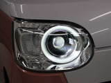 LEDヘッドライトには、ハイビームで走行中に先行車や対向車を検知した時、部分的に遮光し、先行車や対向車に配慮しながら高い視認性を確保できるADB(アダプティブドライビングビーム)が採用されています。