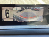 狭い場所での駐車やすれ違いなどでより的確な運転操作に役立つ360&deg;ビューモニターが装備されています。