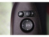 サイドミラーは電動格納ミラーなので、運転席からのボタン操作で格納できます。ミラーを閉じて入る立体駐車場などでは、有ると便利な機能ですよね。
