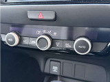 【オートエアコン】一度お好みの温度に設定すれば、車内の温度を検知し風量や温度を自動で調整。暑い&hellip;寒い&hellip;と何度もスイッチ操作をする必要はありません。快適な車内空間には必須の機能ですね♪