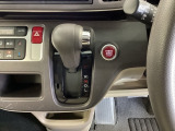 自然に手が届き、操作性の良いインパネシフトに、パーキングブレーキは、フットブレーキタイプなので、運転席と助手席の間はすっきりしています。
